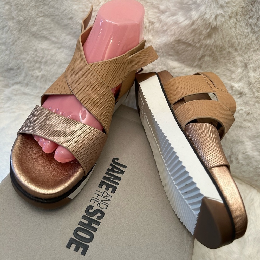 JANE AND THE SHOE Harper tan & rose gold Sandals w/buckle closure NWOB Sz-6. A